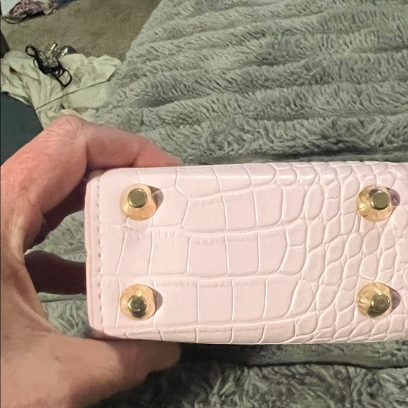 Elegant Pink Croc-Embossed Handbag - Picture 7 of 9